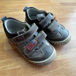 Beeko Baby Boys' "Trevor" lightweight shoes in gray and navy. Size 7